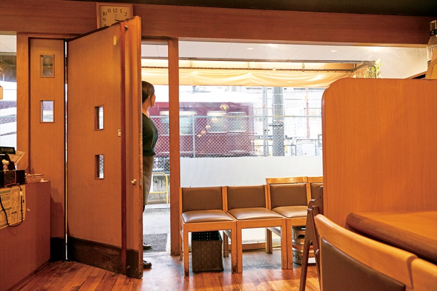 アルバル服部の窓から見える阪急電車