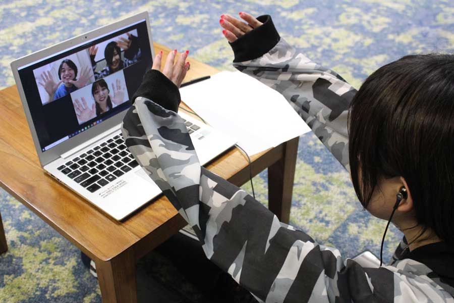 オンラインでゲームを楽しむ人