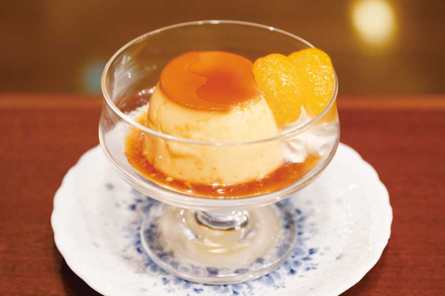 ガラスの器に盛られた自家製プリン