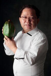 カカオポッドを手に持つ土屋さん