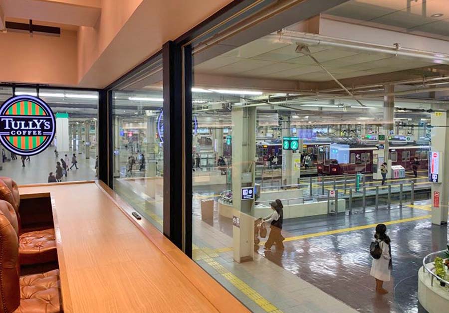 ホームを一望できるタリーズ梅田の窓際席