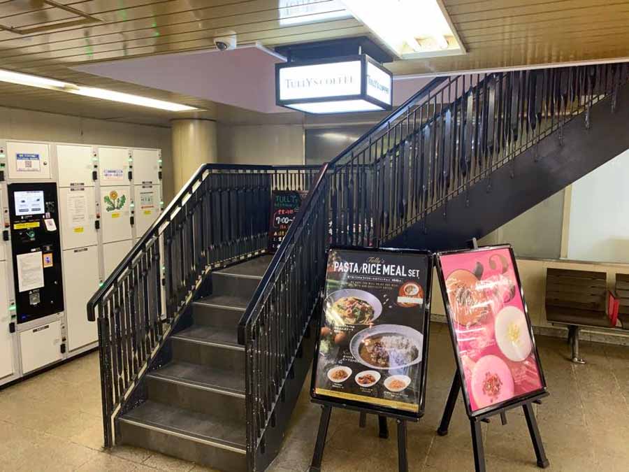 ホームの端にある店内への階段