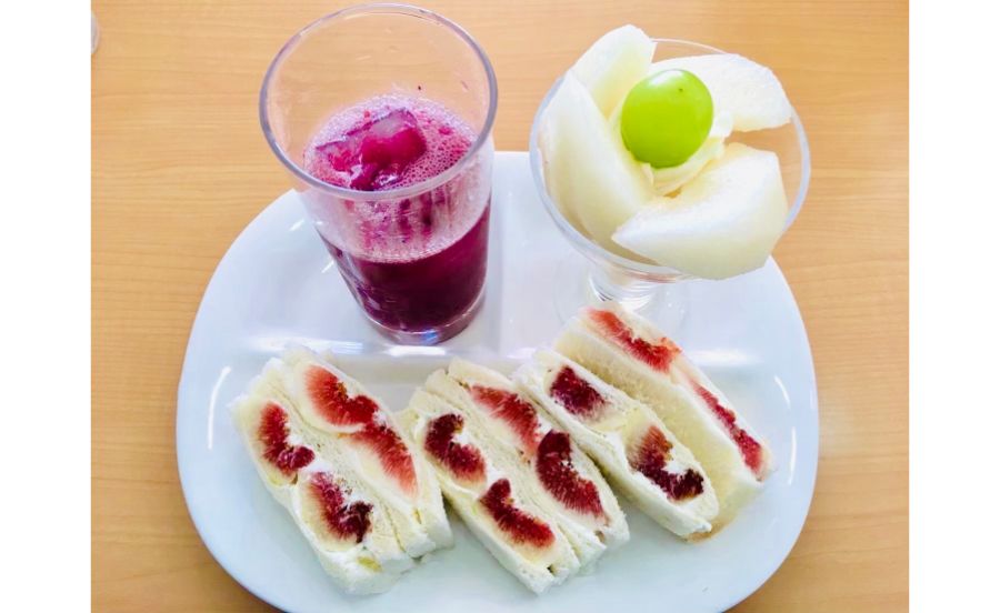 ヤオイソのフルーツサンドとドリンクのセット