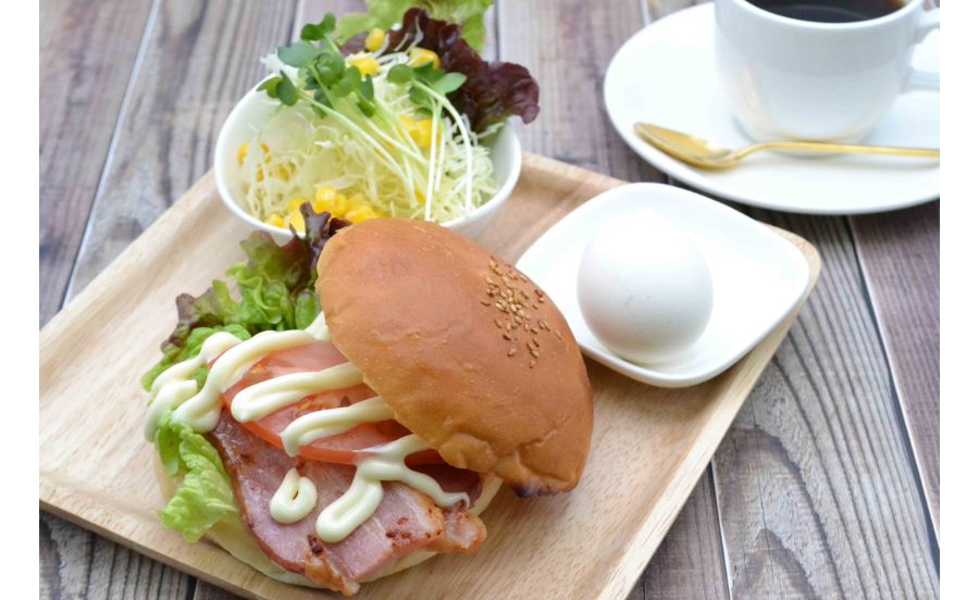 YCのポ「日替わりセット」600円の一例。BLTバーガー。
