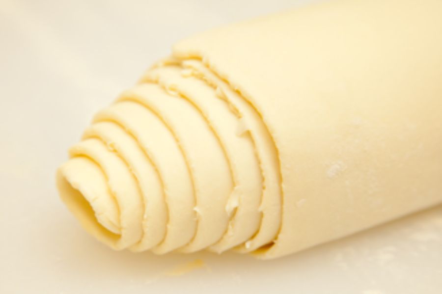 折り込み作業で層になったアップルパイの生地