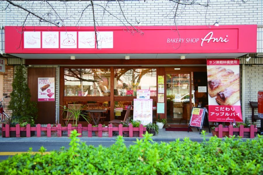 赤色の外観がお洒落なアンリ牧落店