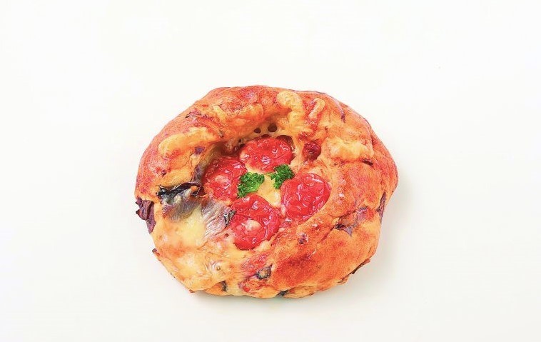 ブランジェリー コム・シノワのトレビスと赤たまねぎのトマトピゼッタ