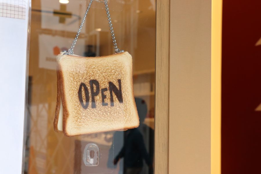 食パンのプレートに「OPEN」の文字