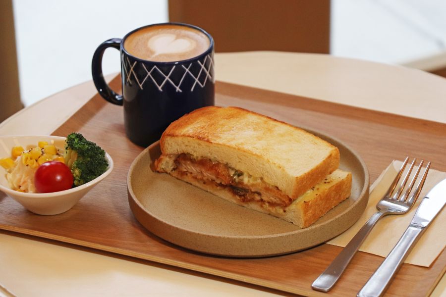 コーヒー、サラダ、食パンのサンドイッチ