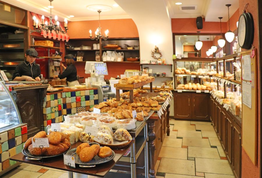 カラフルなタイルがかわいい店内に並ぶパン