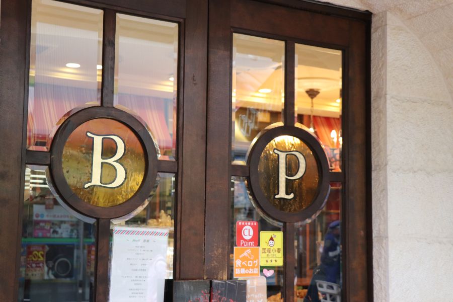 アンティーク調の扉