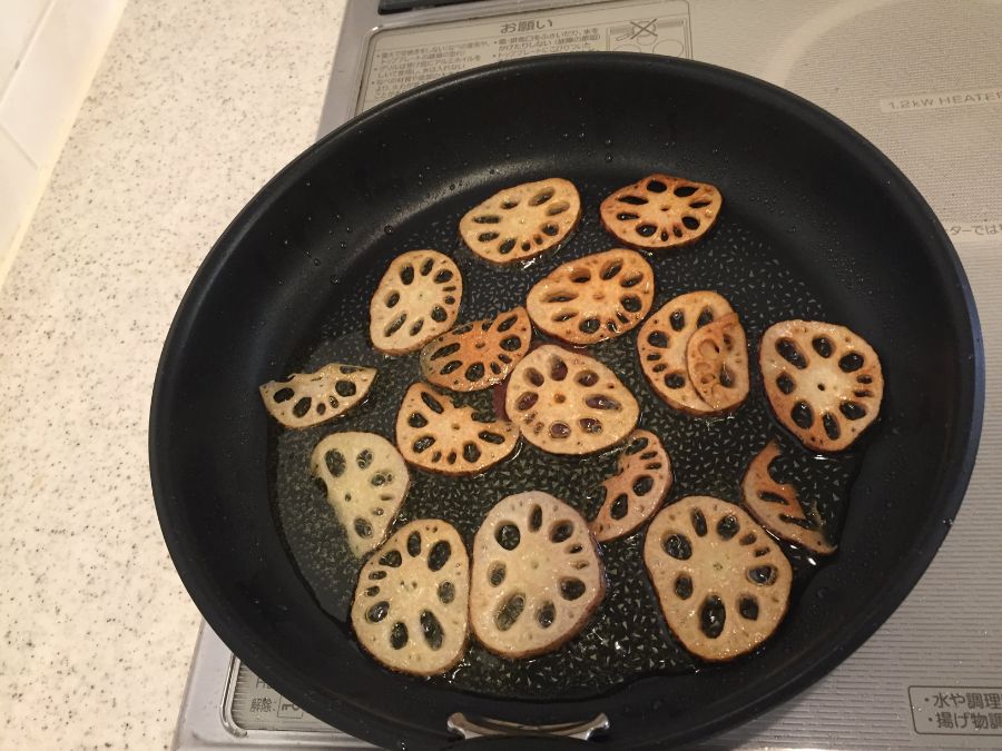 フライパンの上でレンコンが揚がる様子