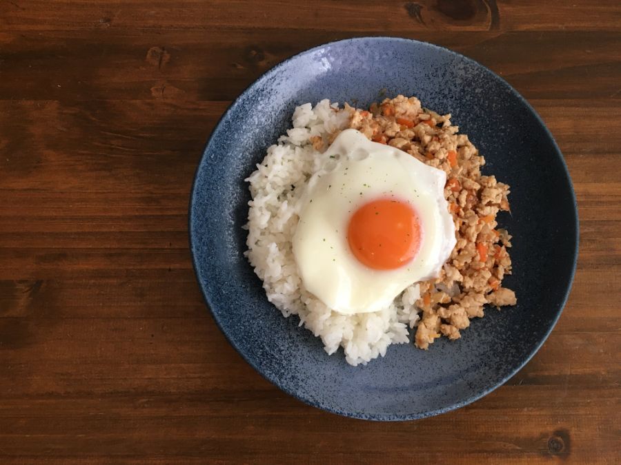 目玉焼きがのったガパオライス