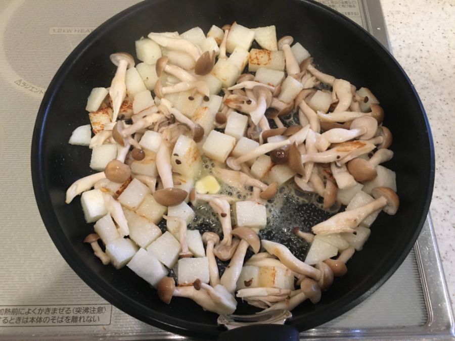 長いもとしめじがフライパンの上でバターと混ざり合う様子