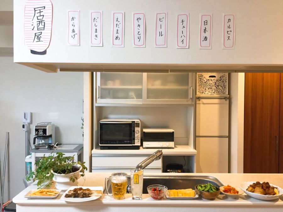 カウンターに並ぶ居酒屋料理