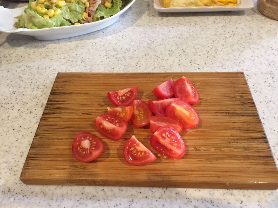 ひと口大にカットされたトマト