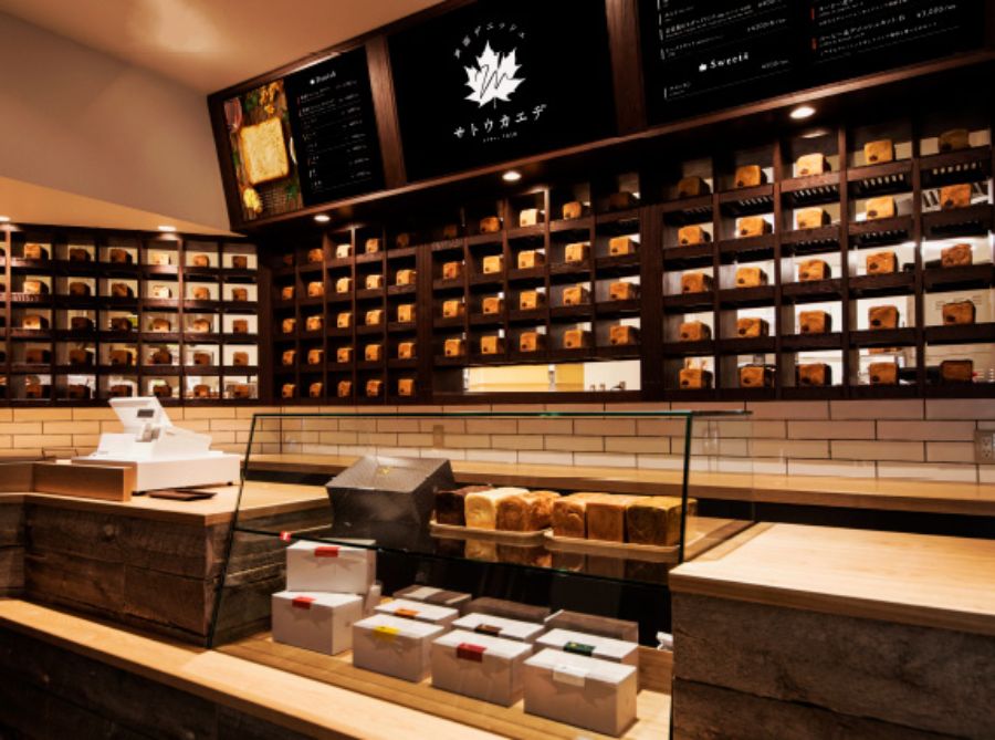 店頭の棚に並ぶ焼き立てのデニッシュ