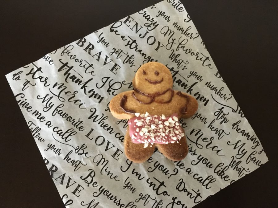 ピンクのエプロンをした人形のクッキー