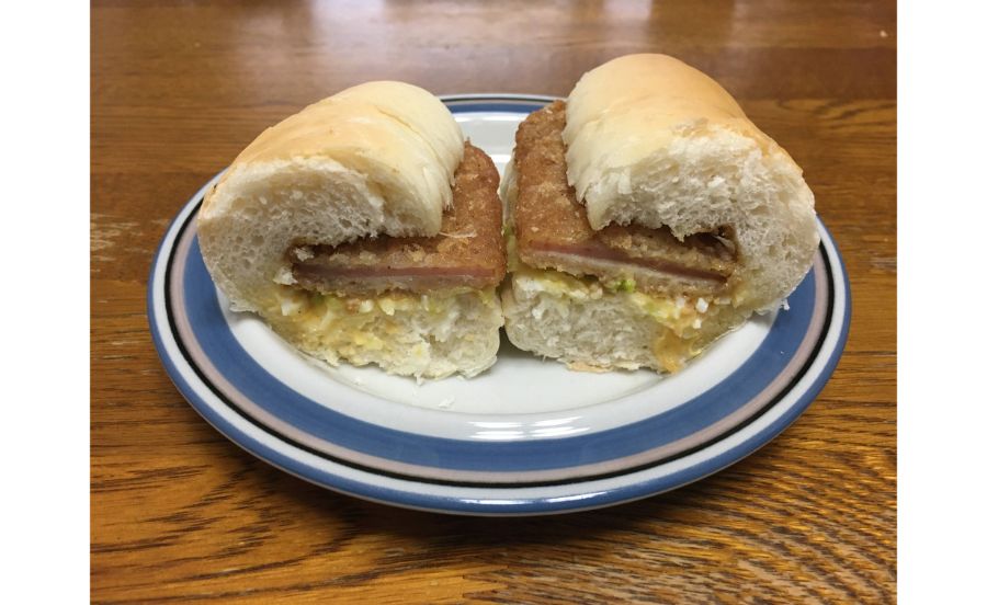 青谷ベーカリーのカツタマロールの断面