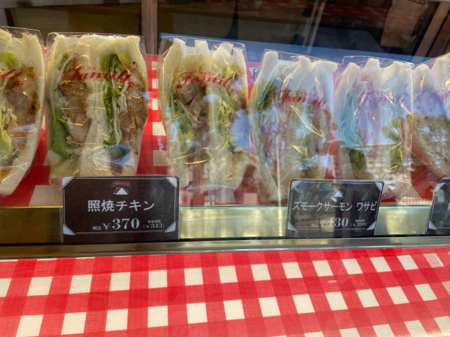 棚に並んだサンドイッチ