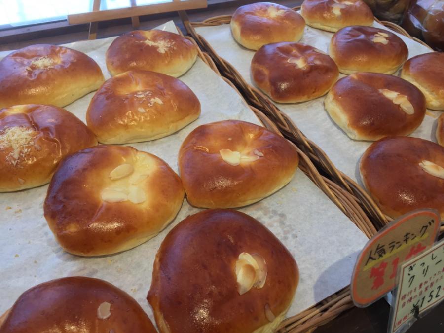 棚に並んだクリームパン