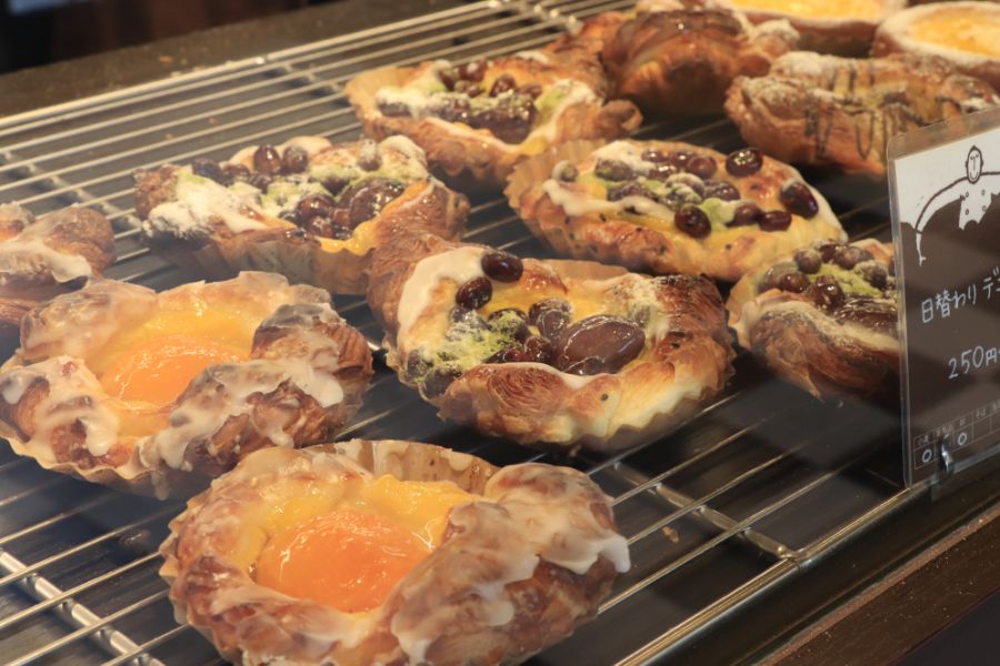 棚に並んだビアンヴニュのスイーツパン