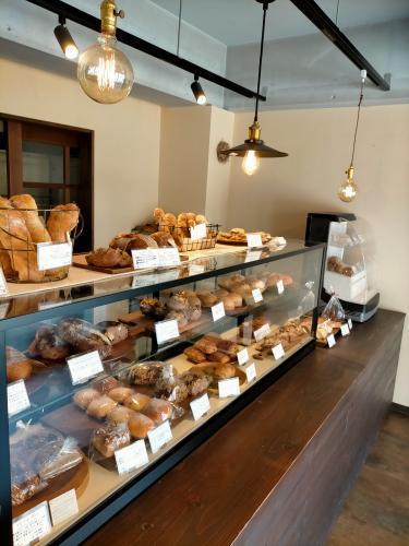 パンが並んだ店内