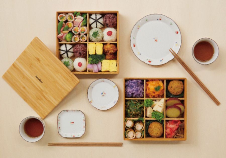 ファミリアのロゴがあしらわれた重箱とお料理