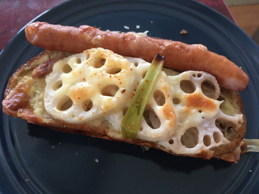 野菜がのったパン