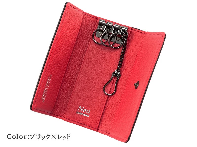 内張りの赤が印象的なキーケース