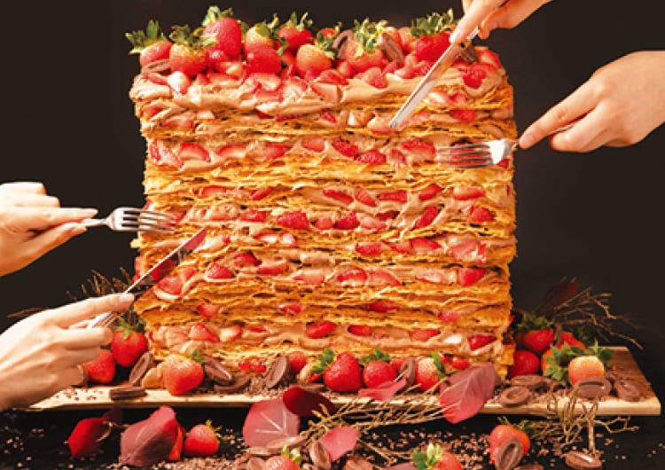 超巨大な苺ミルフィーユが登場！神戸北野ホテルのテーブルシェアのスイーツビュッフェ、2月27日まで