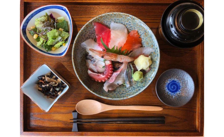 魚どん 然の海鮮丼