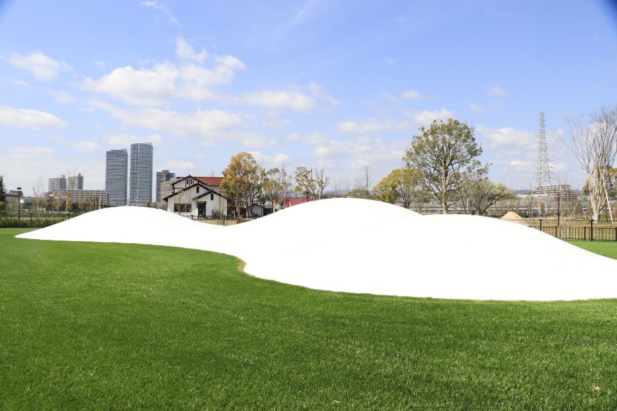 白くて小高い丘のようなトランポリン