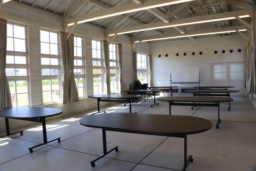 高さのある窓が設けられた内部