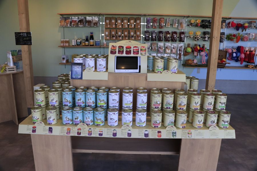 ペットフードの缶詰が並ぶ店内