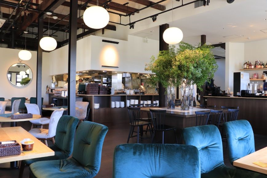 丸い照明にブルーの座席がスタイリッシュな店内