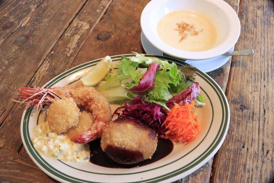 エビ・ホタテのフライ、コロッケのプレートとスープ