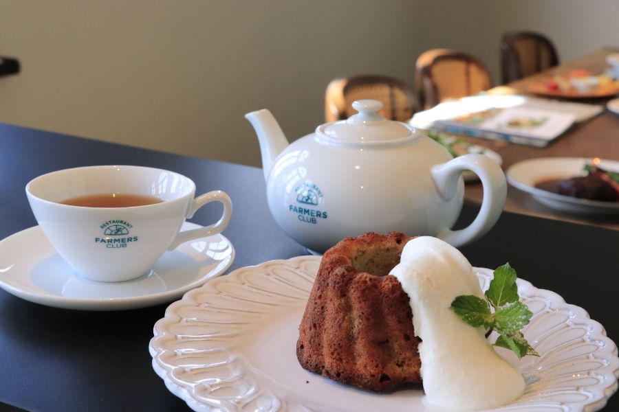 ティーポットに紅茶、クリームののったクグロフ