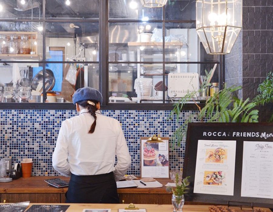 モザイクタイルが印象的な店内