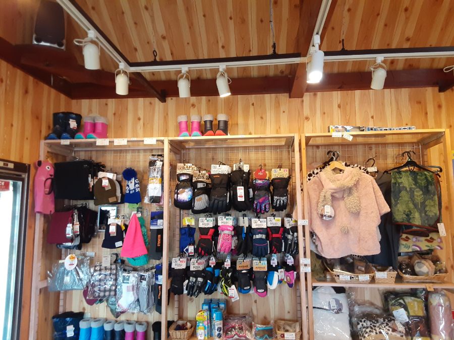 ショップ内の手袋に帽子、ブーツ