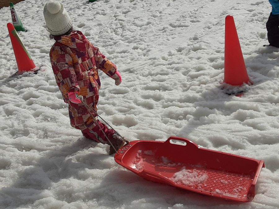 ソリをひく子ども