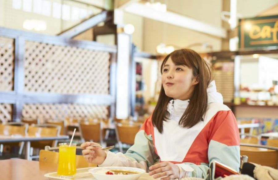 カレーを食べる女性
