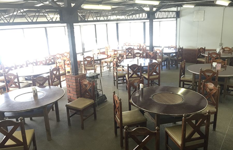 雪だるま食堂の椅子と机