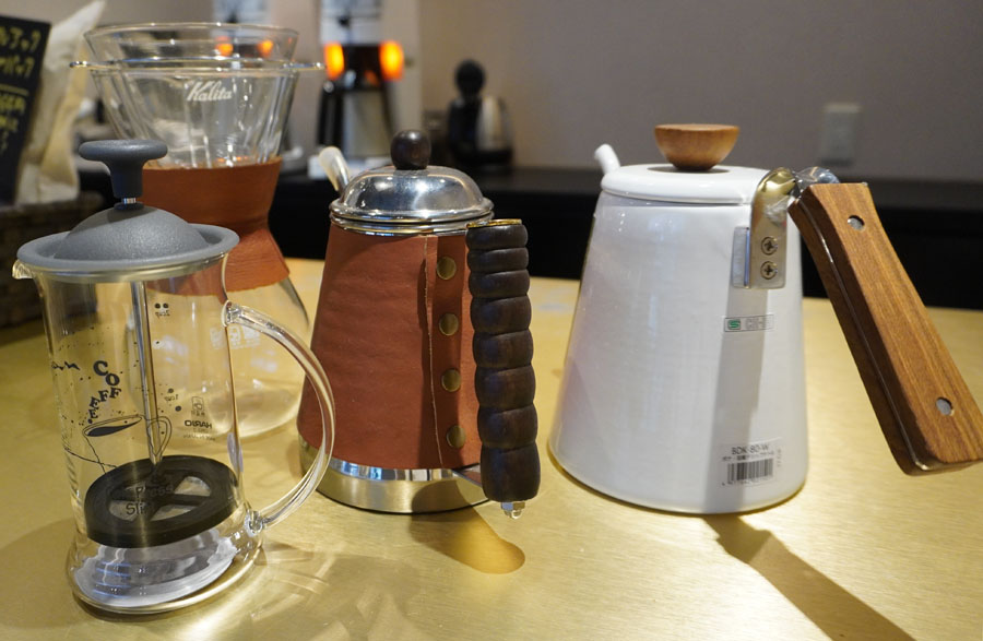 ポットほかコーヒー道具がそろう
