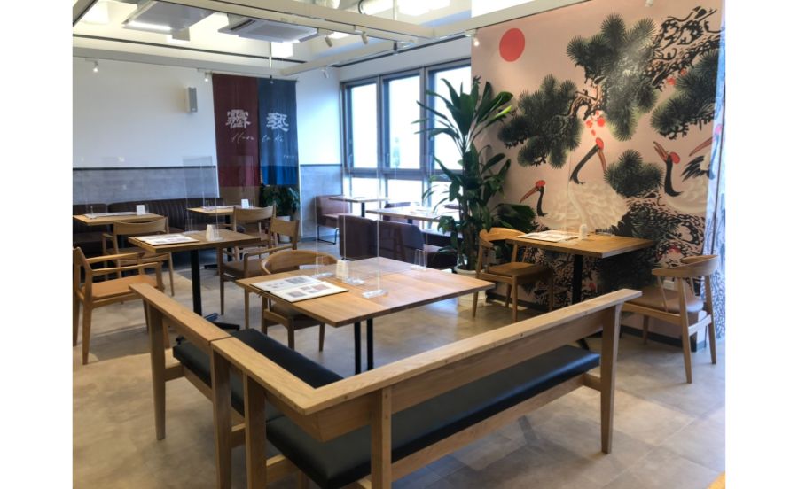 モダンな店内に和が入っている