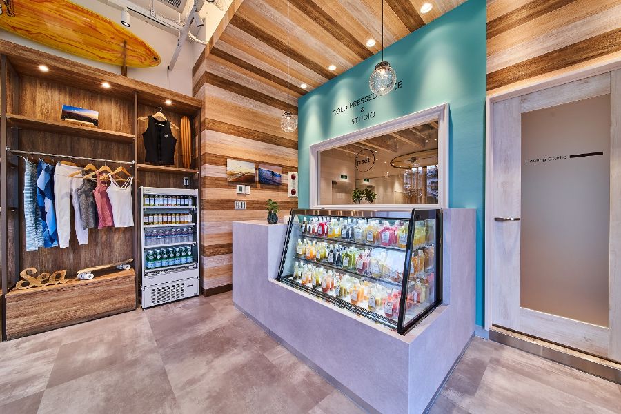 コールドプレスジュースのショーケースがあるスタジオ