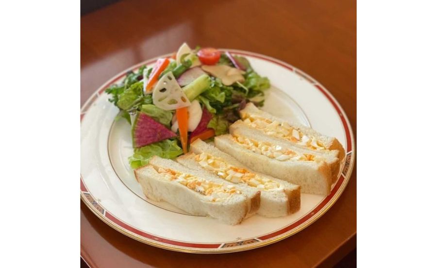 名次珈琲店のシンプル卵サンドとサラダ