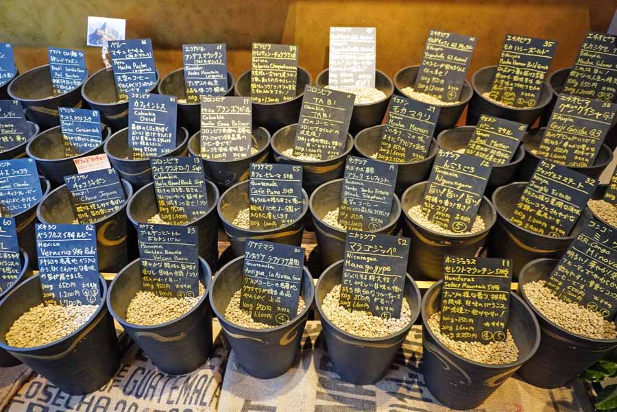土製の容器に入れられた生豆が並ぶ店内の様子