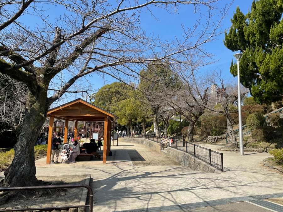 屋根付きのベンチ