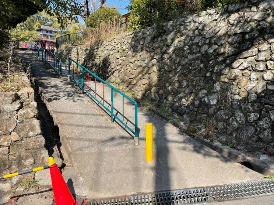 遊具広場前の坂